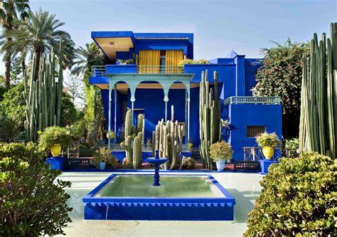 yves saint laurent in piazza a marrakech|yves saint laurent jardin majorelle.